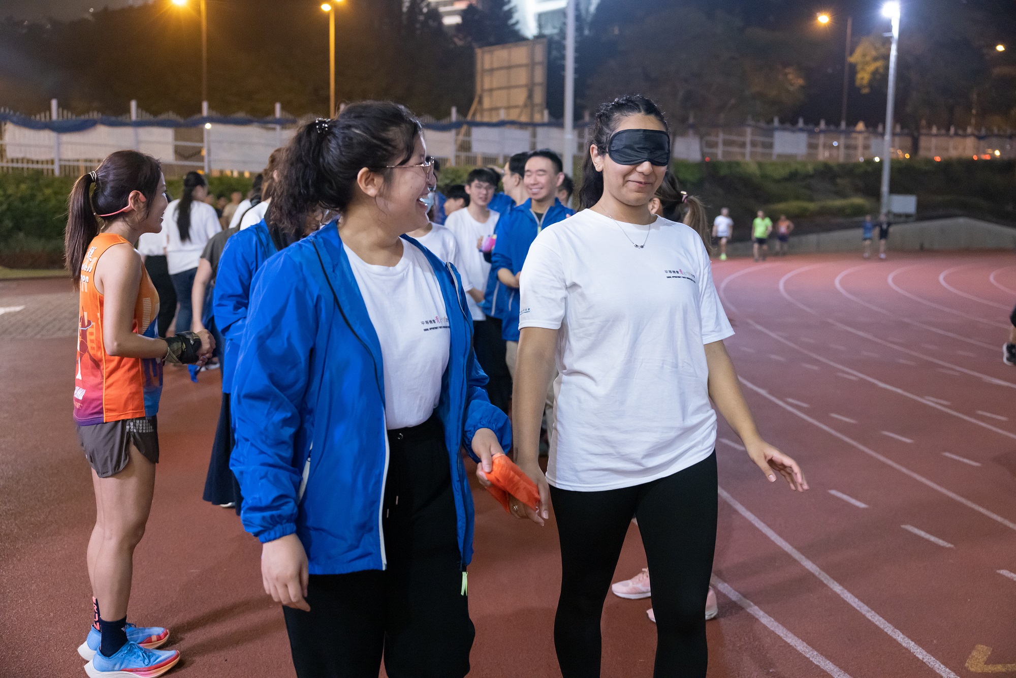 平等機會青年大使在香港傷健共融網路「猛龍長跑隊」教練的帶領下，學習如何成為視障和聽障人士的領跑員。